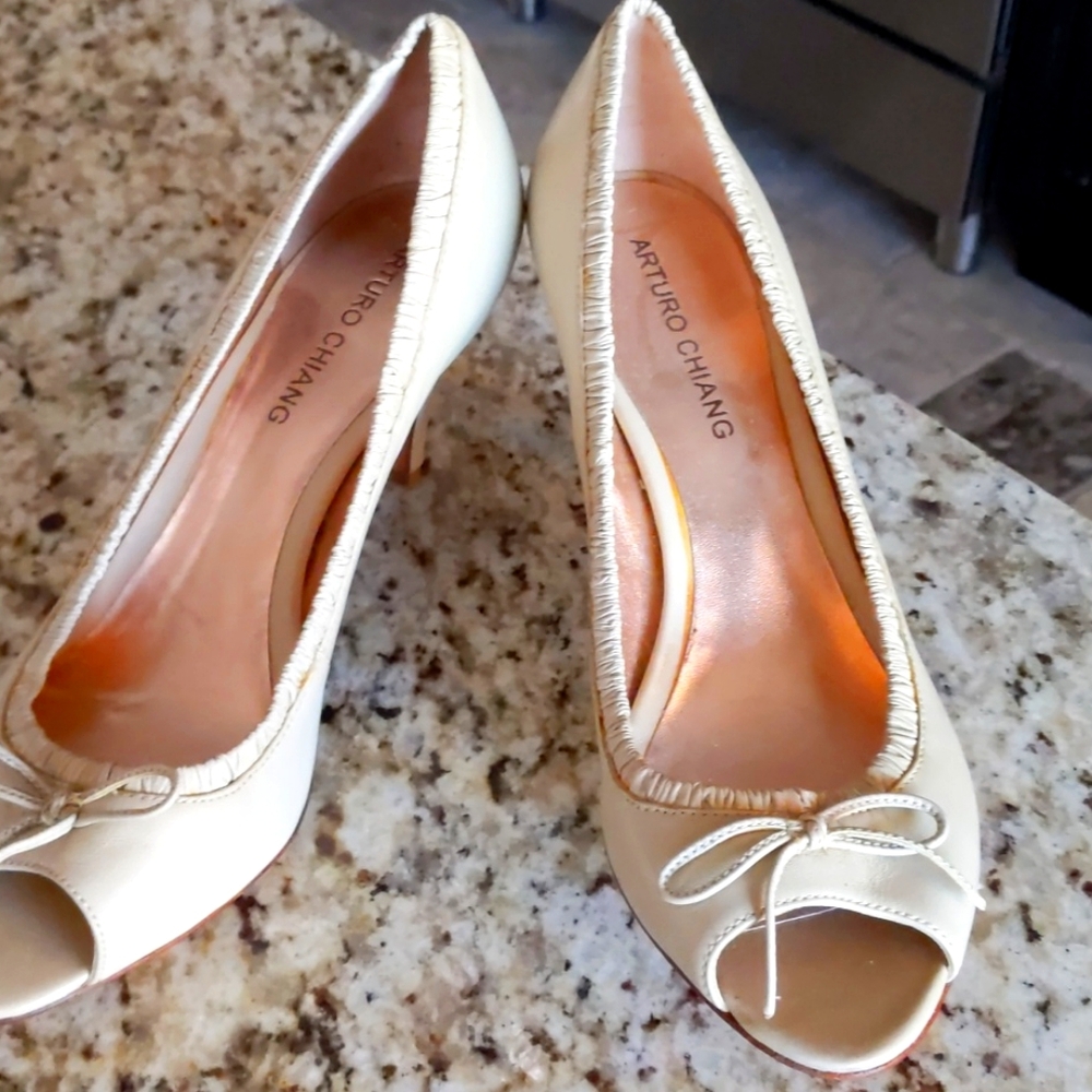 Arturo Chiang Beige Leather Pumps size 8.5